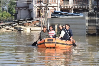 Allow international aid agencies to reach flood victims: Farooq